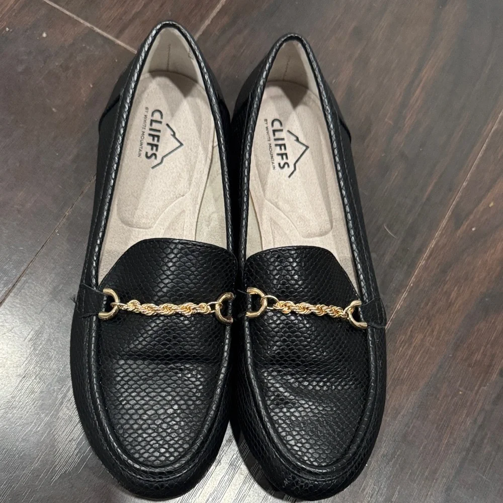 Cliffs by WHITE MOUNTAIN Black Loafers with Gold Chain | Good Used Condition
